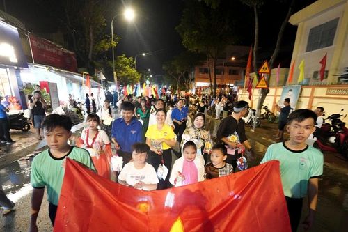 Người dân Cần Giờ đón Trung thu trong mưa