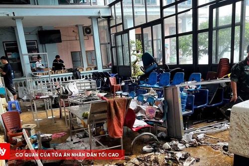 Nước lũ tràn vào bệnh viện, bác sĩ và bệnh nhân 'trở tay không kịp'