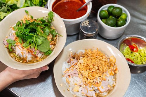 Món phở nửa Nam nửa Bắc ở ngõ nổi tiếng Hà Nội, 45 năm đông khách