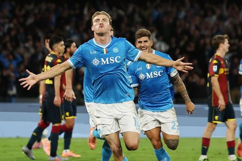 Hojlund hóa người hùng, Napoli lấy lại ngôi đầu Serie A