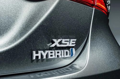 Toyota chỉ trích các đối thủ bán xe hybrid 'giả cầy', khiến người dùng hiểu lầm