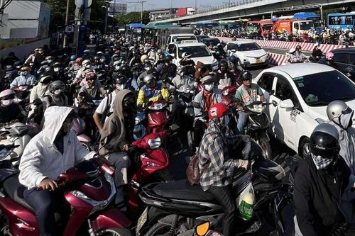 Ùn tắc 'ngộp thở' ở TPHCM: Nghìn người 'chôn chân', xe máy rẽ hẻm tìm lối thoát