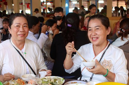 Bếp chay Tòa thánh Tây Ninh đỏ lửa, nấu 10 tấn gạo phục vụ Hội yến Diêu Trì Cung