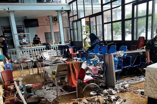 Kè khu dân cư đổ sập, nước ầm ầm tràn vào bệnh viện ở Sơn La