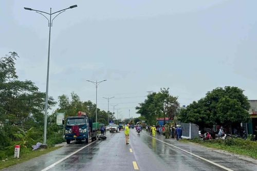 Va chạm với ô tô cẩu đậu bên đường, 2 nam sinh lớp 11 tử vong
