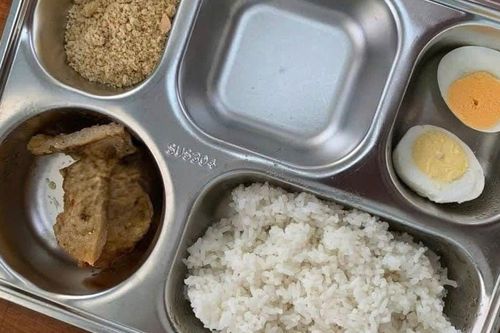 Xôn xao hình ảnh bữa ăn bán trú giá 25.000 đồng chỉ có trứng và vài lát chả