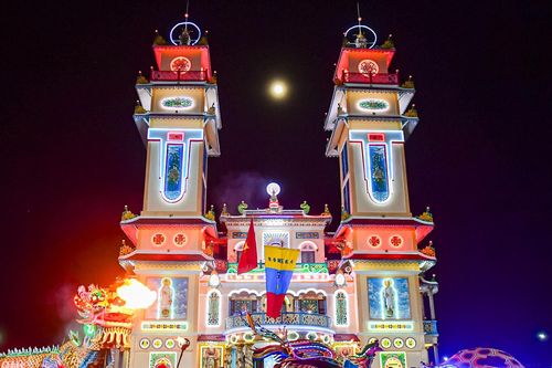 Biển người dự Đại lễ Hội yến Diêu Trì Cung của đạo Cao Đài