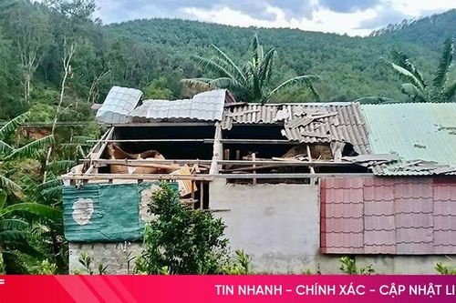 Lốc xoáy khiến nhiều nhà dân ở xã miền núi Hà Tĩnh bị tốc mái