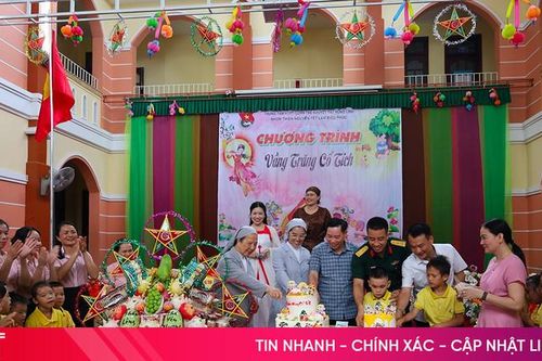 Lãnh đạo tỉnh vui Trung thu với trẻ em kém may mắn