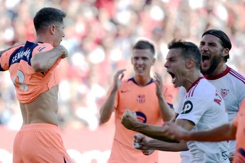 La Liga: Sevilla 'hủy diệt' Barcelona, Real Madrid trở lại ngôi đầu