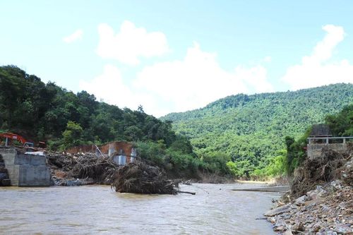 Nghệ An: Lũ cuốn trôi cầu Xốp Chạng khiến giao thông trên Quốc lộ 48C tê liệt