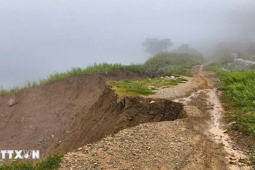 Điện Biên: Sét đánh khiến hai người tử vong, mưa lớn gây sạt lở nghiêm trọng