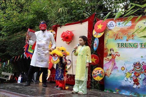 Rộn rã Tết Trung thu của người Việt tại Bỉ