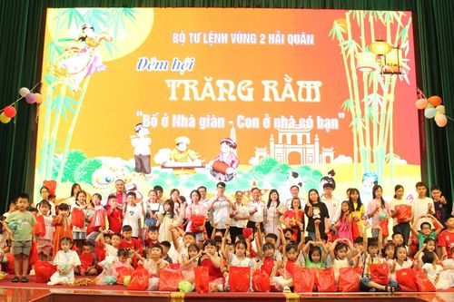 Vui Tết Trung thu 'Bố ở Nhà giàn - Con ở nhà có bạn'