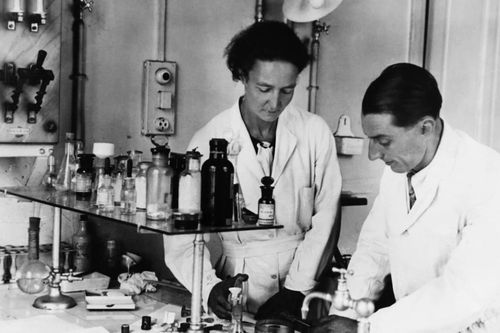 NOBEL 2025: Irene Curie - Người phụ nữ mở đường cho ứng dụng hạt nhân trong y học hiện đại