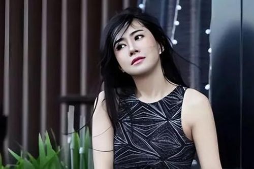 Nữ diễn viên gợi cảm một thời, nay về quê nuôi gà, sống bình dị bên chồng kém 4 tuổi sau nhiều sóng gió