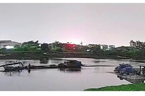 Bắt giữ phương tiện khai thác cát trái phép trên sông Sặt