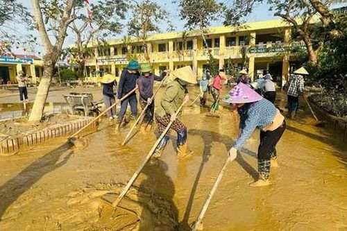 Thầy cô Nghệ An lội bùn cứu sách vở, nhiều trường vẫn chưa thể mở cửa sau lũ