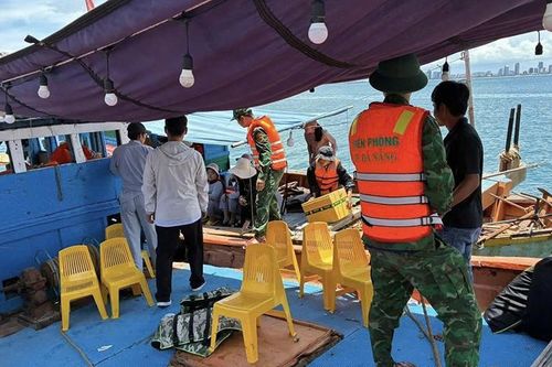 Tàu cá tự tổ chức tour câu mực đêm, biên phòng cảnh báo nguy cơ mất an toàn