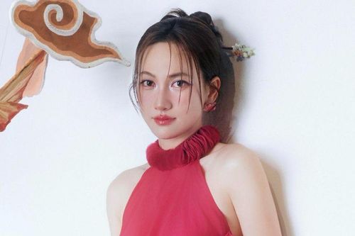 Dụi mắt 10 lần mới nhận ra 'nàng thơ' của Trấn Thành: U35 mà đẹp xuất thần, diện yếm khoe xương quai xanh chẳng khác gái 18