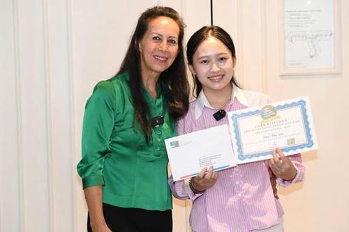 Nhà văn Isabelle Muller trao học bổng cho 18 học sinh, sinh viên khó khăn ở Tuyên Quang