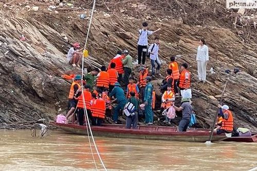 Nghệ An: Cầu sập, hơn 200 học sinh vượt suối đến trường sau bão sẽ được ăn ngủ tại trường cả tuần