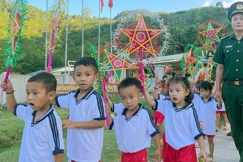 Rộn rã 'Biên cương - Đêm hội trăng rằm' nơi mưa lũ vừa đi qua