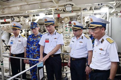 Phó Đô đốc Nguyễn An Phong kiểm tra toàn diện Vùng 5 Hải quân
