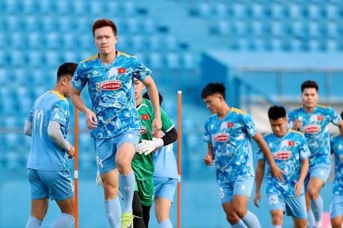 Đội tuyển Việt Nam hứng khởi bước vào tập luyện, chuẩn bị cho hai trận gặp Nepal