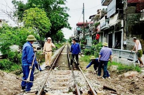 Đóng các lối đi tự mở nguy hiểm qua đường sắt