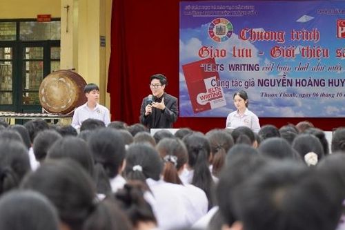 CEO Nguyễn Hoàng Huy truyền cảm hứng học tiếng Anh cho học sinh Thuận Thành
