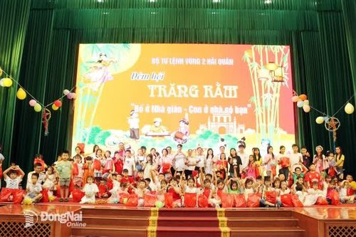 Ý nghĩa Đêm hội trăng rằm 'Bố ở Nhà giàn - Con ở nhà có bạn'