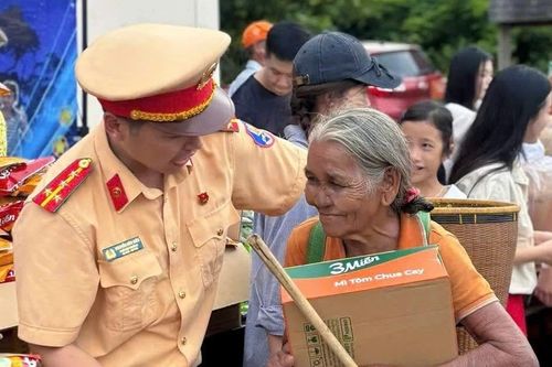 Mang niềm vui Trung thu đến với trẻ em làng Vơng Chép