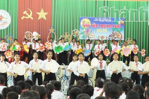 Tổ chức vui Tết Trung thu cho học sinh đồng bào dân tộc thiểu số Trường THCS Cam Thịnh Tây