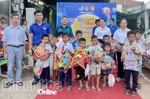 Phường Cam Ranh trao 220 suất quà Trung thu cho thiếu nhi dân tộc thiểu số