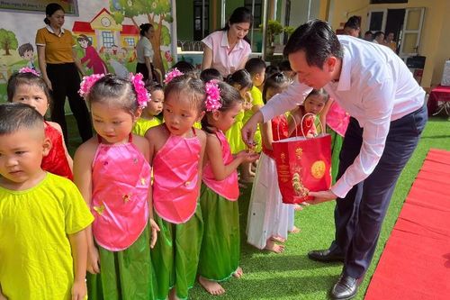 Thăm, động viên và tặng quà Tết Trung Thu cho thiếu niên, nhi đồng