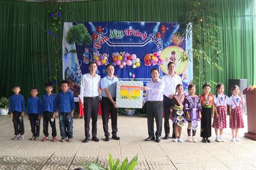 Đồng chí Phó Bí thư Thường trực Tỉnh ủy thăm, tặng quà Tết Trung thu cho thiếu niên, nhi đồng xã Tả Lèng, Sin Suối Hồ