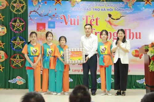Đoàn công tác của tỉnh tặng quà Tết Trung thu tại Cơ sở Bảo trợ Xã hội Tổng hợp tỉnh