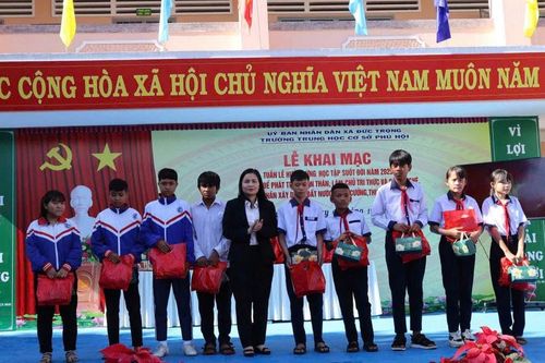 Hơn 1.700 phần quà trao tặng thiếu nhi, hộ nghèo có hoàn cảnh khó khăn