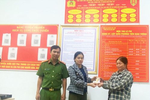 Người phụ nữ trả lại 5 chỉ vàng nhặt được cho người đánh rơi
