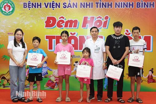 Tặng quà Tết Trung thu cho trẻ em đang điều trị nội trú tại Bệnh viện Sản Nhi tỉnh