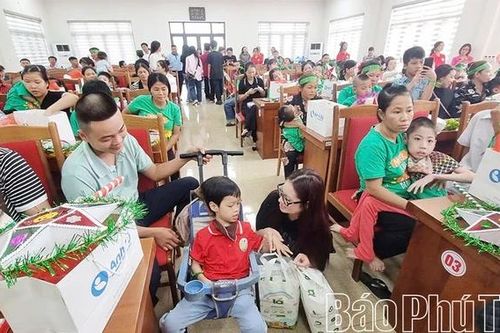 Mang Trung thu yêu thương đến trẻ em bại não