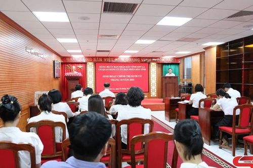 Cơ quan Đảng ủy UBND tỉnh tổ chức sinh hoạt chính trị dưới cờ tháng 10