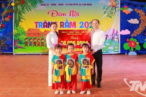 Đồng chí Nguyễn Đăng Bình tặng quà Trung thu tại xã Côn Minh