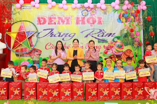 Lãnh đạo tỉnh tặng quà Tết Trung thu tại các trường học