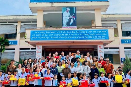 Hội Phật tử Việt Nam tại Nhật Bản hướng về quê hương, trao tặng 3.600 phần quà trung thu