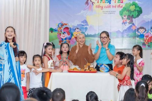 'Ánh trăng yêu thương' thắp sáng niềm vui của trẻ thơ trong Tết Trung thu tại TP.HCM