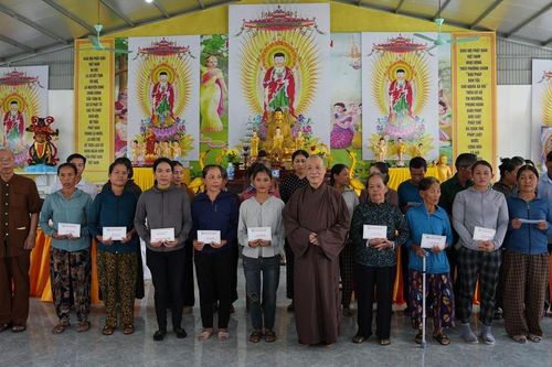 Ban Trị sự GHPGVN tỉnh Hà Tĩnh, Nghệ An và Thanh Hóa thăm, tặng quà bà con bị ảnh hưởng do bão số 10