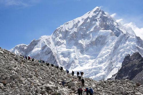Cứu thoát hàng trăm người leo núi mắc kẹt trong bão tuyết bất thường tại Everest, Tây Tạng