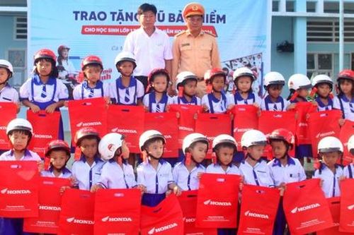Cà Mau: Tuyên truyền Luật Giao thông, tặng mũ bảo hiểm cho học sinh lớp 1